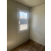 Bungalow en kit 6000 x 2400 x 2350 mm avec 1 porte et 2 fenêtres RAL9002 vue intérieure fenêtre